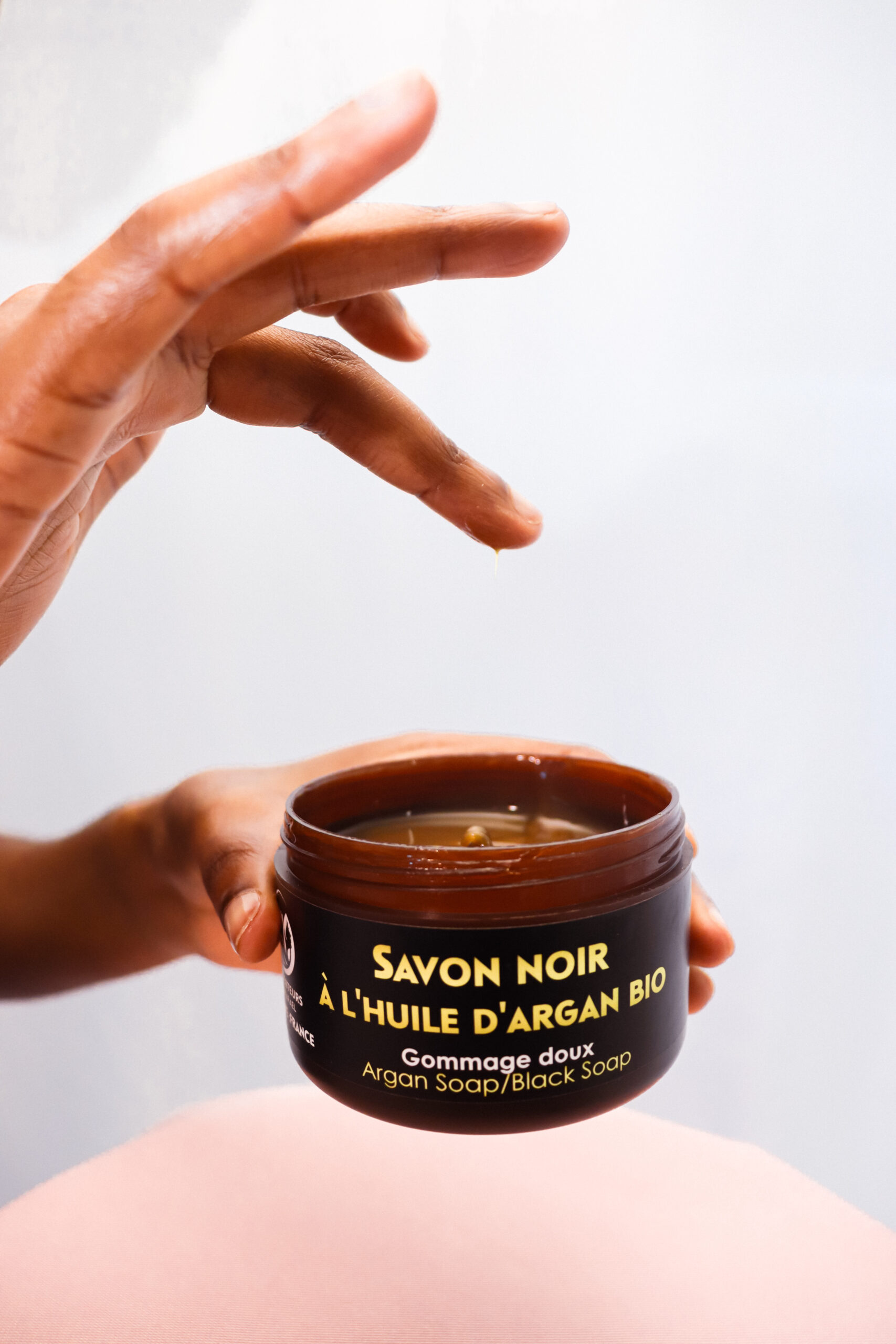 Savon noir à l'huile d'argan bio Cosmos Natural Gommage doux - 180 g